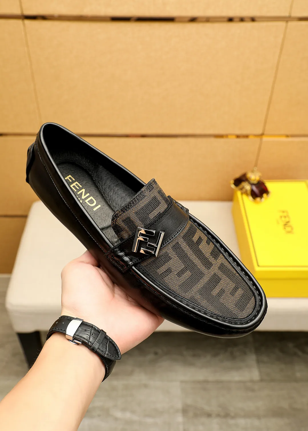 Men's shoes 💰380 💐 Product trademark: FENDI [Fendi] Doudou shoes Regular size: 38-44 (45.46.47🉑️Customized) Product materials: Selected imported first-layer calfskin upper + luxury hardware buckle, imported pig 🐖 lining. Strong three-dimensional visual effect, original outsole color: 1⃣️color optional